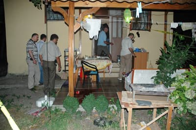 Bahçede Çay İçerken Boynundan Vuruldu