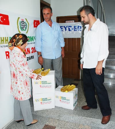 İYDER'den YÖÇEYDER'e Ramazan Kumanyası Bağışı