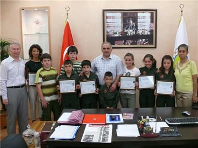 <font size="2"><font face="Arial"><strong><font color="#000000">Havacılıkta da Bir Numara</font></strong><br /><br />THK Hendek Şube Başkanı Urlu Konuk, ama&ccedil;larının gelecekte pilot, teknisyen, hostes gibi hava sevdalısı gen&ccedil;ler yetiştirmek olduğunu belirterek,<font color="#333399"> &ldquo;Belediye Başkanımız Ali İnci Hendek 'in her konuda bir numara olduğu gibi havacılıkta da bir numara olması i&ccedil;in elinden gelen desteği sağlayacağını s&ouml;yleyerek bizleri bu konuda daha da y&uuml;reklendirmiştir. Kendilerine teşekk&uuml;r ediyoruz. Bizler a&ccedil;mış olduğumuz kursla bir&ccedil;ok gencimizi havacılıkta yetiştirmeyi hedefliyoruz&rdquo;</font> diye konuştu.<br /><br />THK Hendek Şube Saymanı Bircan Konuk model u&ccedil;ak kursuna katılımların s&uuml;rd&uuml;ğ&uuml; ve kursların devam ettiğini bildirdi.</font></font>