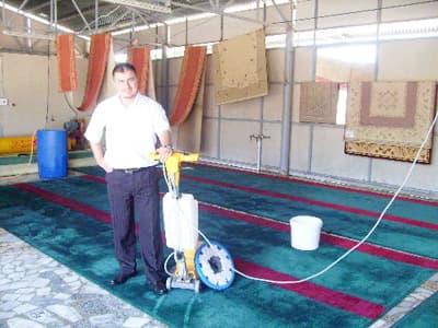 <strong><font face="Arial" size="2">Tasarruf Y&ouml;ntemi</font></strong> <p><font size="2"><font face="Arial">Azizoğlu, Cihan muhabirine yaptığı a&ccedil;ıklamada, k&uuml;resel ısınma ve doğal kaynak sularının israfı d&uuml;ş&uuml;ncesinin verdiği rahatsızlıktan dolayı yağmur suyunu değerlendirdiğini s&ouml;yledi. Yağmur suyunu kullanarak hem sudan, hem de su parasından tasarruf elde ettiğini kaydeden Azizoğlu, <font color="#333399">&quot;&Ouml;nce bir &ccedil;izim yaptım. Yaklaşık 500 metrekare kapalı alanın &ccedil;atı yağmur suyu inişlerinin oluklarını 2 tonluk bir tankere topladım. Toplanan yağmur suyunu dinlendirdikten sonra kire&ccedil;siz klorsuz saf su haline getiriyorum. Su filtresi ile de s&uuml;zerek kullanım suyu haline getirebiliyoruz.&quot;</font><font color="#000000"> diye konuştu.</font></font></font></p>