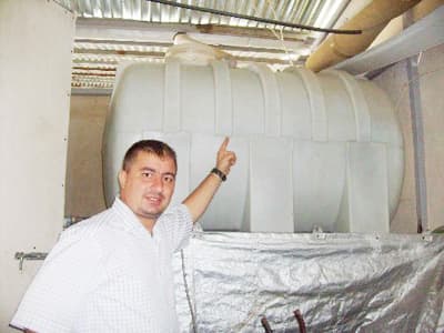 <font size="2"><font face="Arial"><strong>M&uuml;şterilerimiz Memnun</strong></font></font> <p><font face="Arial" size="2">Yağmur suyunu toplamanın kendisine 500 TL'ye mal olduğunu anlatan Azizoğlu, yağmur suyunun şebeke suyuna g&ouml;re &ccedil;ok daha faydalı olduğunu ifade etti. Yağmur suyundan m&uuml;şterilerinin &ccedil;ok memnun olduğunu kaydeden Azizoğlu, şunları s&ouml;yledi, </font><font face="Arial"><font size="2" color="#333399">&quot;Yağmur suyu kimyasal bileşenler i&ccedil;ermediğinden yıkanan ara&ccedil;ların cam ve kaportasında kire&ccedil; ve klor lekeleri bırakmıyor. M&uuml;şterilerimiz bundan &ccedil;ok memnun. M&uuml;şterilerimize yıkamada kullandığımız suyun yağmur suyu olduğunu s&ouml;ylediğimizde şaşırıyorlar. Tasarruf yaptığımızdan ve en &ouml;nemlisi &ccedil;evre bilincini insanlara bu şekilde g&ouml;sterdiğimizden dolayı olumlu yorumlar alıyoruz. Klorsuz ve kire&ccedil;siz yağmur suyunu her t&uuml;rl&uuml; kullanım alanında kullanmak m&uuml;mk&uuml;n, &ouml;rneğin bah&ccedil;e ve tarla sulaması, inşaat işleri, end&uuml;striyel havuzlarda yaz aylarında belediyelerin park bah&ccedil;e sulamalarında.&quot;</font></font></p>