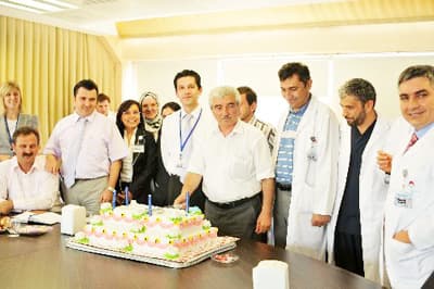 <font color="#333399"><font size="2"><font face="Arial"><strong><font color="#000000">&Uuml;st D&uuml;zeyde Kaliteli Sağlık Hizmeti</font></strong> </font></font></font><p><font size="2"><font face="Arial">&Ouml;zel Altınova Hastanesi Genel M&uuml;d&uuml;r&uuml; Fazlı Şafak ise kalitenin sistemi işletmeler i&ccedil;in s&uuml;rekli gelişmeyi ifade ettiğini dile getirerek ş&ouml;yle konuştu: <font color="#333399">''&Ouml;zel Altınova Hastanesi, hizmet sunmaya başlamasından kısa bir s&uuml;re sonra kalite y&ouml;netim sistemi &ccedil;alışmalarına da başladı. Hedefinin Adapazarı ve &ccedil;evre halkına &uuml;st d&uuml;zeyde kaliteli sağlık hizmeti sunmak olduğunu ve bunu s&uuml;rekli geliştireceğini g&ouml;stermiş oldu. Bu heyecanımız her ge&ccedil;en g&uuml;n artmaktadır. Kalite dok&uuml;manlarının uygulanması ve t&uuml;m hazırlık s&uuml;recinde, hastane &ccedil;alışanlarından oluşan kalite ekibi ve t&uuml;m personelimiz de aynı heyecanı hissederek, bu dok&uuml;manları kullanarak ve geliştirerek s&uuml;rekli gelişme s&uuml;recine &ouml;nemli katkılarda bulunmuşlardır.''</font></font></font></p><p><font face="arial,helvetica,sans-serif" size="2">Konuşmaların ardından hastane &ccedil;alışanları ve hastane yetkilileri pasta keserek hastanenin İSO 9001-2008 belgesini kutladı.<br /></font></p>