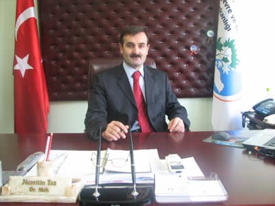 <font face="Arial" size="2" color="#000000"><strong>Sakarya'da Sağlıklı Yaşamak!</strong></font><br /><br /><font face="Arial" size="2">Taş, kış d&ouml;neminde bu konudaki denetimlerimiz daha da arttırılacağını belirterek,<font color="#333399"> &ldquo;Denetimler sonucu &ccedil;evreye zarar veren yakıt ve diğer yanıcı maddeleri kullanan kişi, kurum, kuruluş ve işletmelere, &Ccedil;evre Kanunu kapsamında ağır cezai yaptırımlar uygulanacaktır. Gerek konutlarda gerekse işyeri ve sanayi tesislerinde yakıt kullanımında kurallara uygun davranılması, kimsenin bu konuda mağdur olmaması en b&uuml;y&uuml;k dileğimizdir.&nbsp;Sizlerden, daha temiz bir Sakarya'da sağlıklı yaşamak ve &ccedil;ocuklarımızın geleceği i&ccedil;in gerekli &ouml;zeni g&ouml;stermenizi bekliyoruz. Gerekiyorsa, &ccedil;evrenizde İl Mahalli &Ccedil;evre Kurulu Kararına muhalefet edenleri uyarmaya ve bir zorunluluk olmaktan &ouml;te, uygar ve kentlilik bilincine sahip bir yurttaş olarak, gerek ısınmada gerekse sanayi tesislerinde kaliteli ve &ccedil;evre dostu yakıtları (k&uuml;k&uuml;rt i&ccedil;eriği d&uuml;ş&uuml;k katı ve sıvı yakıtlar ile doğalgaz vb) kullanmaya davet ediyoruz&rdquo;</font> diye konuştu.</font>