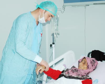<font size="2"><font face="Arial"><strong><font color="#000000">Artık Şehir Dışına Gitmek Yok<br /></font></strong>&nbsp; <br />Genel Cerrah Uzmanı Operat&ouml;r Doktor Fatih Altınparmak da, bu ameliyatların Sakarya'da ilk defa yapıldığını belirterek s&ouml;zlerine ş&ouml;yle devam etti: <font color="#333399">&quot;Prof.Dr. Osman Nuri Dilek hocamız hastanemize gelmeden &ouml;nce bu t&uuml;r ameliyatlar şehir dışında yapılıyordu. Ama şimdi genel cerrah ameliyatlarını Sakarya Eğitim ve Araştırma Hastanesi Korucuk Kamp&uuml;s&uuml;'nde yapabiliyoruz. Sakaryalı vatandaşlarımızın artık şehir dışına &ccedil;ıkmasına gerek yok.&quot;</font> <br /><br />Altınparmak, her iki hastanın sağlık durumlarının iyi olduğunu, kısa zamanda taburcu olacaklarını s&ouml;zlerine ekledi.</font></font>