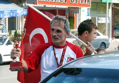 <p><font face="arial,helvetica,sans-serif" size="2"><strong>KİM KİMİ ARAMALIYDI TARTIŞMASI</strong></font></p><p><font face="arial,helvetica,sans-serif" size="2">&Ouml;te yandan Yazıcı&rsquo;nın yayınladığı basın bildirisinde <font color="#333399">&ldquo;Kamil &Ouml;zdağ beni bilgilendirseydi daha &ouml;nceki şampiyonluğunda olduğu gibi gereken yapılırdı&rdquo;</font> şeklindeki s&ouml;zleri <font color="#333399">&ldquo;kim kimi aramalıydı?&rdquo;</font> tartışmasına yol a&ccedil;tı. </font></p><p><font face="arial,helvetica,sans-serif" size="2">Başkan Yazıcı&rsquo;nın bu s&ouml;zlerine yanıt veren şampiyon &Ouml;zdağ, <font color="#333399">&ldquo;Benim d&uuml;nya şampiyonu olduğumu sağır sultan bile duydu, Akyazı Belediyesi mi duymadı? &Uuml;stelik ben mi başkanı aramalıydım, yoksa başkan mı beni aramalıydı? Başkanı arayıp</font> <font color="#333399"><strong>&quot;ben şampiyon oldum, beni tebrik edin, bana g&ouml;rkemli bir karşılama t&ouml;reni&nbsp;d&uuml;zenleyin&quot; </strong>mi diyecektim? Bu duyulmuş, g&ouml;r&uuml;lm&uuml;ş şey değil. &Uuml;stelik d&uuml;nya şampiyonluğuna odaklanmışken benden b&ouml;yle bir haber vermemi beklemek de anlamsız değil mi?&rdquo;</font> yanıtını verdi.</font></p>