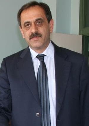 <p><font face="arial,helvetica,sans-serif" size="2"></font></p><font face="arial,helvetica,sans-serif" size="2">Spor hayatına b&uuml;nyemizde devam ettiği s&uuml;re i&ccedil;inde maddi, manevi ve lojistik her t&uuml;rl&uuml; destek kendine sağlanmıştır. Emekli olduktan sonra kul&uuml;p b&uuml;nyesinden kendisine maaş bağlanmıştır. Kendi sporcularımızla gittiği m&uuml;sabakaların haricinde, diğer kurumlarım sporcularını g&ouml;t&uuml;r&uuml;rken bile spora destek amacıyla her t&uuml;rl&uuml; yardım sağlanmıştır. Hem kendisi, hem de dereceye giren sporcularımız daima &ouml;d&uuml;llendirilmiştir. G&uuml;reş &ccedil;alışmaları, işletmesi belediyemiz tarafından yapılmakta olan kapalı spor salonunda g&uuml;reş&ccedil;iler i&ccedil;in ayrılan &ouml;zel bir salonda ger&ccedil;ekleştirilmiştir. Salon imkanlarının yanında, malzeme desteği de s&uuml;rekli sağlanmıştır. Yaptığı &ccedil;alışmalar ile ilgili olarak her zaman kendisine kapı a&ccedil;ık bırakılmıştır. Ayrıca &ouml;nceki yıl katıldığı veteranlar m&uuml;sabakasında şampiyon olunca kendisine Belediye Başkanının teklifi Belediye Meclisinin kararıyla &ouml;d&uuml;l olarak &Ouml;mercikler Mahallesi'nde 450 m2 bir arsa bağışlanmıştır. </font><p><font face="arial,helvetica,sans-serif" size="2">Biz bu yılki sonucu kendisinden değil başka yerlerden duymanın &uuml;z&uuml;nt&uuml;s&uuml;n&uuml; yaşıyoruz. Aldığı derece karşılığında şehir girişinde karşılanmak isteyen kişi, aldığı dereceyi, kazandığı sonucu sağa sola bildirmeden &ouml;nce bağlı bulunduğu kul&uuml;b&uuml;n başkanına, yani belediye başkanına veya başkanın bu işlerle g&ouml;revlendirdiği kişilere bildirmesi gerekirdi. Bu g&ouml;revlilere sadece bazı ihtiya&ccedil;lar olduğunda değil her zaman bilgi vermeliydi. Sporcu disiplini ve idarecilik bunu gerektirir. Bu nedenle Kamil &Ouml;zdağ&rsquo;ın belediyeyi ve başkanı su&ccedil;layan a&ccedil;ıklamalarını reddediyor, takdiri kamuoyuna bırakıyoruz. </font></p><p><font face="arial,helvetica,sans-serif" size="2">Kamuoyuna saygı ile duyururuz.&rdquo;</font><font face="arial,helvetica,sans-serif" size="2">&nbsp;</font></p><p><font face="arial,helvetica,sans-serif" size="2">Haber-H&uuml;lya S&uuml;r&uuml;c&uuml;</font></p>
