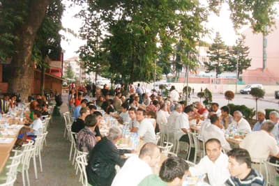 Bu İftar Sofrası, On Yıldır Aynı Şekilde Devam Ediyor