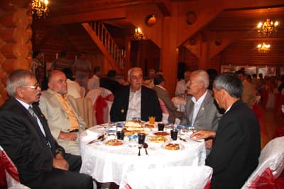 <font size="2"><font face="Arial"><strong><font color="#000000">Diyarbakır'a Gidiyoruz</font></strong><br /><br />Hendek Belediye Başkanı Ali İnci, iftar sonrasına katılanlara teşekk&uuml;r ederek bir konuşma yaptı. Başkan İnci,<font color="#333399"> &ldquo;Her Ramazan ayında T&uuml;rk D&uuml;nyası Belediyeler Birliği olarak T&uuml;rkiye cumhuriyetlerine gidiyorduk. Ve orada T&uuml;rkiye Devletini, Hendek il&ccedil;esini ezberlettik. Ancak bu yıl gezimizin y&ouml;n&uuml;n&uuml; Anadolu'ya &ccedil;evirdik ve son g&uuml;nlere damgasını vuran 'Demokratik a&ccedil;ılım'&nbsp; projesine katkı vermek oradaki kardeşlerimizin yanında olduğumuzu belirtmek adına bu yıl Diyarbakır'ı ziyaret edeceğiz. Diyarbakır Valimiz ile g&ouml;r&uuml;şt&uuml;k. Orada &Ccedil;ocuk Esirgeme Kurumu'nu ziyaret ederek 500 adet &ccedil;ocuğumuzu giydireceğiz. Bunun yanı sıra 1500 kişilik gıda yardımında bulunacağız. Diğer etkinliklerde yaptığımız gibi Diyarbakaır'da da ihtiyacı olan 50 &ouml;z&uuml;rl&uuml; vatandaşımıza &ouml;z&uuml;rl&uuml; aracı tahsis edeceğiz&rdquo;</font> dedi.</font></font>