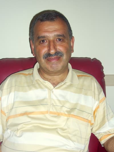 <p><strong><font face="Arial" size="2">HEDEF 500 KİŞİ</font></strong></p><p><font face="arial,helvetica,sans-serif" size="2">Ramazan bayramında da &ouml;zellikle &ccedil;ocukları bayramlıklarla sevindirmeyi ama&ccedil;ladıklarını belirten Oral, yeni eğitim-&ouml;ğretim yılında da yine 500 &ouml;ğrenciye kitap-kırtasiye yardımı ger&ccedil;ekleştirmeyi hedeflediklerini s&ouml;yledi.</font></p><p><font face="arial,helvetica,sans-serif" size="2">Kış mevsiminin yaklaşmasıyla birlikte yakacak veya soba konusunda yardım isteyenlerin sayısının arttığını da ifade eden Oral,<font color="#333399"> &ldquo;Evinde eski veya kullanmadığı soba olanlar bize getirsin, ihtiyacı olanlara ulaştıralım&rdquo;</font> dedi. Saim Oral,<font color="#333399"> &ldquo;Sizin beğenmediğiniz veya modası ge&ccedil;miş diye rafta tozlanmaya terk ettiğiniz bir eşya, belki de bir başka kişinin en &ouml;nemli ihtiyacı olabilir. O y&uuml;zden bu t&uuml;r eşyalarınızı heba etmeyin, getirin yardım konusunda aracı kurum olan, zenginden alıp fakire veren ATOGEM&rsquo;e hibe edin&rdquo;</font> şeklinde konuştu. </font></p><p><font face="arial,helvetica,sans-serif" size="2"><strong>İSTİHDAM İ&Ccedil;İN DUYARLILIK &Ccedil;AĞRISI</strong></font></p><p><font face="arial,helvetica,sans-serif" size="2">Saim Oral Adapazarı&rsquo;ndaki esnafları, t&uuml;ccarları, işadamlarını d&uuml;zenledikleri kurları başarıyla bitirip sertifika alan kişilere istihdam sağlamaları konusunda duyarlı olmaya &ccedil;ağırdı.</font></p><p><font face="arial,helvetica,sans-serif" size="2">Oral, <font color="#333399">&ldquo;Yetiştirdiğimiz kişiler hem iyi birer eğitim alıyor, hem de onlara &uuml;&ccedil; kurumun imzasını taşıyan sertifika veriliyor. Bu kursları bitirenlere iş imkanı sağlamak da kentimizin işadamlarına, t&uuml;ccarlarına ve işyeri sahiplerine d&uuml;ş&uuml;yor&rdquo; </font>şeklinde konuştu.</font></p>