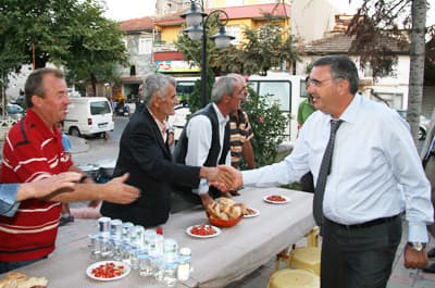 <font size="2"><font face="Arial"><strong>Şehirlerin Kaderini Değiştiren Parti</strong><br /><br />B&uuml;y&uuml;kşehir Belediyesi olarak her b&ouml;lgede &ccedil;alışmaların devam ettiğini de s&ouml;zlerine ekleyen Başkan To&ccedil;oğlu, daha yapacak &ccedil;ok işleri olduğunu kaydetti. <br /><br />İftar yemeğinde vatandaşlarla birlikte olan AK Parti Sakarya Milletvekili Hasan Ali &Ccedil;elik ise AK Parti h&uuml;k&uuml;metlerinin şehirlerin ve il&ccedil;elerin kaderlerini değiştirecek &ccedil;alışmalara imza attıklarını s&ouml;yledi. <br /><br />Ramazan ayının g&uuml;zelliklerine değinen Milletvekili Ayhan Sefer &Uuml;st&uuml;n ise <font color="#333399">&ldquo;Bug&uuml;n sizlerle birlikte olmaktan b&uuml;y&uuml;k mutluluk duydum. Ramazan ayı işte b&ouml;yle bir ay. Birlik ve beraberliğimize g&uuml;&ccedil; katan bir ay&rdquo; </font>diye konuştu.</font></font>