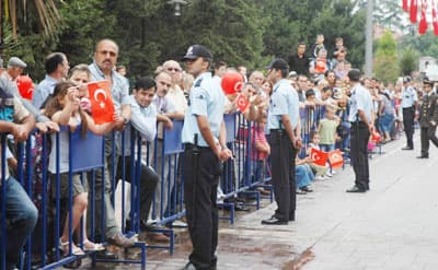 <font color="#333399"><font size="2"><font face="Arial"><strong><font color="#000000">Ya İstiklal Ya &Ouml;l&uuml;m</font></strong> </font></font></font><br /><br /><font face="Arial" size="2">Turhan, Balkan Savaşı ve 1. D&uuml;nya Savaşı yenilgisiyle Osmanlı İmparatorluğu'nun &ccedil;&ouml;kmeye başladığını belirterek, Sevr Antlaşması ile d&uuml;şman devletlerin T&uuml;rk topraklarını aralarında paylaştıklarını ve T&uuml;rk milletini vatansız bırakmayı ama&ccedil;ladıklarını ifade etti.<br /><br />Asırlardır h&uuml;r ve bağımsız yaşamış T&uuml;rk milletinin ulu &ouml;nder Atat&uuml;rk'&uuml;n &ouml;nderliğinde Samsun'da Kurtuluş Savaşı'nı başlattığını ifade eden Turhan, şunları s&ouml;yledi:</font><font size="2"><font face="Arial"><font color="#333399"> &quot;Alınan başarıların ardından T&uuml;rk ordusu zafere ulaşmıştır. T&uuml;rk milleti d&uuml;nyada eşi g&ouml;r&uuml;lmemiş vatan ve bağımsızlık aşkıyla varını yoğunu ortaya koyup Ya İstiklal Ya &Ouml;l&uuml;m diyerek ayağa kalkmış. &Ouml;l&uuml;m&uuml; esarete tercih edeceklerini insanlığa haykırmıştır. T&uuml;rk milleti istiklal ve bağımsızlığına ne kadar b&uuml;y&uuml;k bir imanla bağlı olduğunu, hi&ccedil;bir kuvvetin ona baş eğdiremeyeceğini bir kez daha b&uuml;t&uuml;n d&uuml;nyaya kanıtlamıştır.&quot; </font></font></font>
