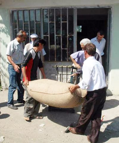 <font face="Arial" size="2" color="#000000"><strong>G&uuml;c&uuml;m&uuml;z Sıfırlandı</strong></font><br /><p><font face="arial,helvetica,sans-serif" size="2">H&uuml;k&uuml;metin oluşturduğu fındık politikasının t&uuml;ccarla &uuml;reticiyi karşı karşıya getirdiğini anlatan Hoşg&ouml;r, <font color="#333399">&quot;Hepimiz ge&ccedil;mişten bor&ccedil;luyuz ve bu nedenle g&uuml;c&uuml;m&uuml;z sıfırlandı. Onun i&ccedil;in şuna karar verdik. A&ccedil;mabaşı K&ouml;y&uuml; olarak borcumuzu &ouml;demeyeceğiz. Fındığını saklamak isteyen, deposu olmayan &ccedil;evre k&ouml;yler dahil her &uuml;retici bin 500 tonluk depomuza fındıklarını koyabilirler. Hi&ccedil; bir &uuml;cret talep etmiyoruz. Bankalar ve Tarım Kredi yılbaşına kadar bu vatandaşın kapısına icra i&ccedil;in gitmesin. Ben k&ouml;y muhtarı olarak kendilerine yardımcı olmayacağım. &Ccedil;&uuml;nk&uuml; k&ouml;yl&uuml;m&uuml; korumak zorundayım.&quot;</font> dedi.<br /><br /></font><font face="arial,helvetica,sans-serif" size="2">Karasu Ziraat Odası Başkanı Fikri Hordoloş ise h&uuml;k&uuml;metin 15 Temmuz'da a&ccedil;ıkladığı fındık kararnamesinde &uuml;reticinin sorunlarını &ccedil;&ouml;zecek hi&ccedil; bir uygulamanın bulunmadığını ifade etti. Fındık alanlarının daraltılmasının da ileride T&uuml;rkiye'nin fındık ihracatına darbe vuracağını ileri s&uuml;ren Hordoloş, lisanslı depoculuk sisteminin hızla hayata ge&ccedil;irilmesi gerektiğini vurguladı.&nbsp;</font></p><p>&nbsp;</p>