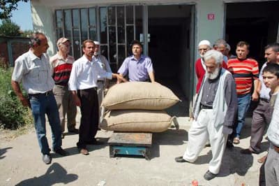 <font face="Arial" size="2" color="#000000"><strong>5 TL'den Aşağıda&nbsp;Satmayacağız</strong></font> <p><font face="Arial" size="2">A&ccedil;mabaşı k&ouml;yl&uuml;lerinin depoculuk uygulamasına ge&ccedil;erek T&uuml;rkiye'de bir ilki ger&ccedil;ekleştirdiğini kaydeden Hordoloş<font color="#333399">, &quot;Ge&ccedil;en hafta Ankara'da yaptığımız g&ouml;r&uuml;şmede Tarım ve K&ouml;yişleri Bakanı Mehdi Eker, Toprak Mahsulleri Ofisi (TMO) piyasaya fındık s&uuml;rm&uuml;yecek demişti. Ama TMO bor&ccedil;larını kapatmak i&ccedil;in piyasaya el altından fındık s&uuml;rmeye başladı. Tabi bu da fındık fiyatının d&uuml;şmesine neden oluyor. Biz bir kilo fındığı 5 lira 5 kuruşa &uuml;retiyoruz. Bu fiyattan aşağıda fındığı satmayacağız. A&ccedil;mabaşı k&ouml;yl&uuml;leri bir ilki ger&ccedil;ekleştirerek depoculuk sistemine ge&ccedil;ti. Depolama sistemiyle fındığı ucuza satmayacağız ve ger&ccedil;ek değerinde satacağız.&quot;</font> diye konuştu.</font></p><p><font face="arial,helvetica,sans-serif" size="2">Karasu Sanayici ve İşadamları Derneği Başkanı H&uuml;seyin Emanet ise &uuml;reticiye sahip &ccedil;ıkan bir sosyal devlet anlayışının bulunmadığını, bunun yanı sıra &uuml;reticilerin temsilcisi Fiskobirlik'in de &uuml;zerine d&uuml;şen g&ouml;revleri yerine getirmediğini s&ouml;yledi. A&ccedil;mabaşı ve &ccedil;evre k&ouml;ylerden &ccedil;ok sayıda fındık &uuml;reticinin katıldığı toplantının ardından bir &uuml;reticiye ait fındık tartıldıktan sonra depoya konuldu.<br /></font></p>