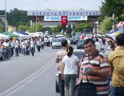 Üniversiteye Kayıtta İlk Gün İzdihamı!
