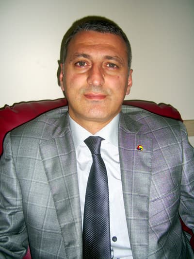<p><font face="arial,helvetica,sans-serif" size="2"><strong>KENTSEL D&Ouml;N&Uuml;Ş&Uuml;M PROJESİNE DESTEK</strong></font></p><p><font face="arial,helvetica,sans-serif" size="2">Başkan Altuğ yaklaşık 1.5 saat s&uuml;ren canlı yayın programında Sakarya B&uuml;y&uuml;kşehir Belediye Başkanlığı'nın Kentsel D&ouml;n&uuml;ş&uuml;m Projesi&rsquo;ni de değerlendirdi ve şunları s&ouml;yledi:</font></p><p><font face="arial,helvetica,sans-serif" size="2" color="#333399">&ldquo;Bu projeyi genel anlamda olumlu buluyoruz. Ancak bize g&ouml;re gelen tepkiler biraz yerinde. Yani proje bu safhaya gelmeden &ouml;nce birilerine fikir danışılması yerinde olurdu. Oda Meclisinde bu konuda gergin anlar yaşandı. Bazı meclis &uuml;yeleri eleştiriler getirdi ama bu eleştiriler normaldir. &Ccedil;&uuml;nk&uuml; &ccedil;ok seslilik olan yerde eleştiri yapmak doğaldır. Eleştiriler her zaman iyi yol bulunmasında insanlara y&ouml;n verir&rdquo;.</font></p><p><font face="arial,helvetica,sans-serif" size="2"><strong>SAKARYA'YA YATIRIM &Ccedil;AĞRISI</strong></font></p><p><font face="arial,helvetica,sans-serif" size="2">Altuğ Sakarya'ya yatırım yapılması konusuna değinirken de, &ouml;zellikle yabancı işadamlarını Sakarya'ya yatırım yapmaya &ccedil;ağırdı. </font></p><p><font face="arial,helvetica,sans-serif" size="2"><font color="#333399">&quot;Almanya'da d&uuml;zenlenen toplantıda &ouml;zellikle bu konuya değindik ve Alman işadamlarına ilimize yatırım yapmaları &ccedil;ağrısında bulunduk. Ama bu sadece Almanya ile sınırlı kalmamalı ve ilimize her &uuml;lke işadamlarınca yatırım yapılması sağlanmalıdır&quot;</font> dedi.</font></p><p><font face="arial,helvetica,sans-serif" size="2"><strong>MOR İNEK BENZETMESİ</strong></font></p><p><font face="arial,helvetica,sans-serif" size="2">Akg&uuml;n Altuğ, bir dinleyiciden gelen soru &uuml;zerine de, Sakarya'nın marka şehir olabilmesi i&ccedil;in diğer illerden farklı &ouml;zelliklere sahip olması ve bu &ouml;zellikleri ile dikkat &ccedil;ekmesi gerektiğinin altını &ccedil;izerek ş&ouml;yle konuştu:</font></p><p><font face="arial,helvetica,sans-serif" size="2" color="#333399">&quot;Bir inek d&uuml;ş&uuml;n&uuml;n. Bir s&uuml;r&uuml; halinde. Eğer o inek mor inekse dikkat &ccedil;ekebilir. Sakarya gibi marka şehir olmaya aday &ccedil;ok sayıda şehir var. Eğer Sakarya marka şehir olmak istiyorsa kendini diğer illerden farklı &ouml;zellikleriyle &ouml;n plana &ccedil;ıkarmayı başarmalıdır. Bu başarılırsa marka şehir olmak zaten kendiliğinden gelir&quot;.</font></p>