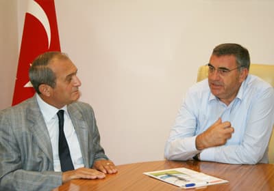 <font face="Arial" size="2" color="#000000"><strong>Sakarya İ&ccedil;in&nbsp;Milat Olabilir</strong></font><br /><br /><font face="Arial" size="2">Proje ile alakalı Sakarya Esnaf ve Sanatkar Odası (SESOB) Başkanı Hasan Alişan ise, <font color="#333399">&ldquo;Biz esnafımızın geleceğini d&uuml;ş&uuml;nmek zorundayız. Esnaf arkadaşlarımızın istekleri, talepleri ve kusurlu g&ouml;rd&uuml;kleri noktalar &ccedil;ok &ouml;nemlidir. Burada esas olan şey bu projenin uzun vadede esnafımıza katkısının ne d&uuml;zeyde olacağıdır. Şehrimizin geleceği &ouml;nemli. Biz esnaf olarak projenin detaylarını en ince ayrıntısına kadar &ouml;ğrenmek istiyoruz. &Uuml;st&uuml; kapalı, bilinmedik hi&ccedil;bir şey kalmasın. Doğru uygulanırsa bu proje Sakarya i&ccedil;in bir milat olabilir&rdquo; </font>dedi. <br /><br />Projeden umutlu olduklarını da s&ouml;zlerine ekleyen Hasan Alişan, <font color="#333399">&ldquo;İnanıyoruz ki B&uuml;y&uuml;kşehir Belediyesi bu konuda &ouml;ncelikle esnaflarımızı d&uuml;ş&uuml;necektir. Şimdi &ouml;n&uuml;m&uuml;zdeki g&uuml;nlerde B&uuml;y&uuml;kşehir Belediyemizin uygulamaya &ccedil;alıştığı Kentsel D&ouml;n&uuml;ş&uuml;mle ilgili sanayi &ccedil;arşımızın belli b&ouml;lgelerinde esnaflarımızla istişare toplantıları yaparak neler beklediğimizi net bir şekilde ortaya koyacağız. Bu projenin esnafımızın lehine olması i&ccedil;in elimizden gelen t&uuml;m gayreti g&ouml;stereceğiz&rdquo;</font> diye konuştu.</font>