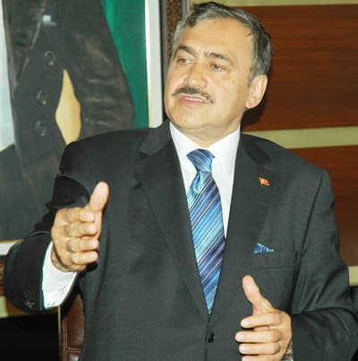 <font size="2"><font face="Arial"><strong><font color="#000000">&Uuml;lkemizin Gurur Duyacağı Bir Şey</font></strong><br /><br />Bakan Eroğlu, T&uuml;rkiye'nin orman yangınlarına m&uuml;dahale konusunda d&uuml;nyanın en iyi &uuml;lkelerinden biri olduğunu ifade ederek ş&ouml;yle konuştu:&nbsp; <font color="#333399">&quot;&Uuml;lkemizin gurur duyacağı bir şey. Biz d&uuml;nyanın en iyi ileri teknolojisine sahibiz. ABD'den daha ileri bizim teknolojimiz. Yangınlarda g&ouml;rev yapan personelimiz gece g&uuml;nd&uuml;z durmadan g&uuml;nde sadece yarım saat uykuyla canlarını dişlerine takarak &ccedil;alışıyor. 40-45 derece sıcaklıkta ve saatte 70 kilometre hızla esen poyrazda yangın s&ouml;nd&uuml;rmeye &ccedil;alışmak kolay değil. Başka bir &uuml;lkede olsa daha fazla yer yanardı. Arkadaşlarımız, yangınları s&ouml;nd&uuml;rmeden dinlenmemeye yemin etmişler. Yangınlarda &ccedil;alışan t&uuml;m arkadaşlara teşekk&uuml;r ediyorum. Bizde bu yıl 4 bin hektar alan yandı. 500 bin hektar alanda ağa&ccedil;landırdık.&quot;</font></font></font>