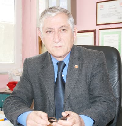 <font size="2"><font face="Arial"><strong><font color="#000000">İnsan Hayatı İ&ccedil;in Olmazsa Olmaz</font></strong><br /><br />Yapılan araştırmalarda d&uuml;nyada ila&ccedil; piyasasının 500 milyar dolar olduğunun belirtildiğini s&ouml;yleyen Bostancı, <font color="#333399">&quot;Bu paranın orta b&uuml;y&uuml;kl&uuml;kteki kim bilir ka&ccedil; &uuml;lkenin refahı i&ccedil;in kullanılabileceğini varın siz hesap edin. Ekonomik boyutu bu kadar&nbsp; b&uuml;y&uuml;k olunca ister istemez bazı şaibeleri de birlikte getirmekte. Bu konuda yapılan araştırmalarda&nbsp; deniyor ki 'sağlıklı insanların hasta olduklarına inandırılıp endişe ve korku telkin ederek basit sorunlar ciddi hastalıklarmış gibi g&ouml;steriliyor.' İla&ccedil; pazarlamasında ortak nokta <strong>'korkunun pazarlanması'</strong> deniyor. Yine yapılan araştırmalarda <strong>'genel şikayetler korkutucu hastalıklara d&ouml;n&uuml;şt&uuml;r&uuml;l&uuml;yor'</strong> d&uuml;ş&uuml;ncesi vurgulanıyor. &Ouml;zetle&nbsp; hedef kitle sağlıklı insanlar. &Ouml;rneğin kolesterol, v&uuml;cudumuzda insan hayatı i&ccedil;in olmazsa olmaz bir maddedir. Hafif&nbsp; y&uuml;kselmesinin kalp krizi riskini artırdığı s&ouml;ylenirken, sigara, beslenme bozukluğu, hayat d&uuml;zenindeki iniş &ccedil;ıkışlar, stres gibi acaba bilerek mi g&ouml;z ardı ediliyor. Her <strong>kadının belli bir d&ouml;nemde başına gelen&nbsp; menopoz onun hayatındaki doğal bir s&uuml;re&ccedil; değil midir? Son yıllarda bir hormon bozukluğu gibi g&ouml;sterilmesinde&nbsp; &ouml;zel bir gayret g&ouml;sterilmiş midir? Osteoporoz denen orta yaş kadınlardaki bu sessiz kemik&nbsp; rahatsızlığından insanları korkuya sevk eden nedir? Acaba, utanga&ccedil; birine de sosyal anksiyete tanısı konuluyor mu?&quot;</strong> </font>dedi. </font></font>