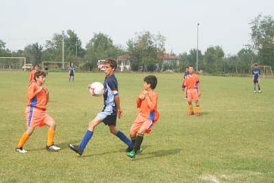 <font size="2"><font face="Arial"><strong>Dk 26</strong> İ.Enesin ceza sahası i&ccedil;ersinde sert şutu direği yalayarak auta &ccedil;ıktı.<br /><strong>Dk 27</strong> Erenlerspor atağında kaleciden d&ouml;nen topu Y. İslam değerlendiremedi.<br /><strong>Dk 29-</strong> Ceza sahasında Talha Yaser ile verka&ccedil; yaparak topla buluştu, topaa k&ouml;t&uuml; vurunca bir golden daha oldu.<br /><strong>Dk: 30</strong> Sinan&rsquo;ın kafa şutuna kaleci izin vermedi.<br /><font color="#333399"><strong>Dk 34</strong> Sinan orta sahadan kaptığı topu diriplikle ceza sahasına kadar girdi, kaleciyi de&nbsp;&ccedil;alımladı. Topu ağlara g&ouml;nderemeyince ma&ccedil;ın ilk yarısı Erenlerspor&rsquo;un&nbsp;2-0 &uuml;st&uuml;nl&uuml;ğ&uuml; ile sona erdi.</font></font></font>