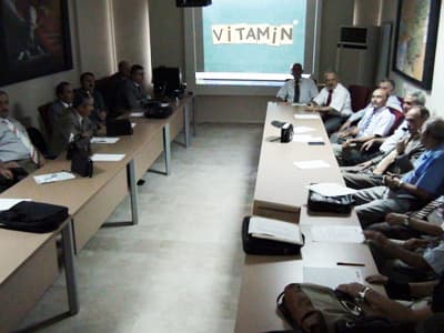 <p><font face="arial,helvetica,sans-serif" size="2"><strong>M&uuml;fettişlere Tanıtıldı<br /></strong><br />TTNET Vitamin&rsquo;in Sakarya&rsquo;daki t&uuml;m okullarda kullanımının yaygınlaştırılması amacıyla T&uuml;rk Telekom Sakarya İl M&uuml;d&uuml;rl&uuml;ğ&uuml; tarafından İl Milli Eğitim M&uuml;d&uuml;rl&uuml;ğ&uuml;&rsquo;nde tanıtım programı d&uuml;zenlendi. İlk&ouml;ğretim M&uuml;fettişlerine y&ouml;nelik d&uuml;zenlenen tanıtım programına İl Milli Eğitim M&uuml;d&uuml;r&uuml; Murat Yazıcı, T&uuml;rk Telekom İl M&uuml;d&uuml;r&uuml; Ahmet Hamdi Zengin, İlk&ouml;ğretim M&uuml;fettişleri Başkanı Ahmet İnan&ccedil;&rsquo;da katıldı.</font></p><p><font face="arial,helvetica,sans-serif" size="2"><strong>M&uuml;fredata Uyumlu</strong><br />Milli Eğitim Bakanlığı m&uuml;fredatına uygun olarak hazırlanan TTNET Vitamin&rsquo;le &ouml;ğrenciler sınıfta işledikleri derslerin evde tekrarını eğlenceli bir şekilde yapma imkanı bulacaklar. Ders konularının sesli anlatımlarla ve farklı &ouml;rneklerle sunulduğu TTNET Vitamin&rsquo;de &ouml;ğrencinin d&uuml;nyasıyla aynı dili konuşan animasyonlar, deneyler ve oyunlar sayesinde &ouml;ğrenme s&uuml;reci artarken, &ouml;ğrenciler anlaşılmayan konularla ilgili &ccedil;&ouml;z&uuml;ml&uuml; &ouml;rneklerden faydalanarak dersleri kolaylıkla kavrayabilecekler.</font></p>