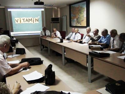 <p><font face="arial,helvetica,sans-serif" size="2"><strong>Faydalı Bir Kaynak<br /></strong><br />İl Milli Eğitim M&uuml;d&uuml;r&uuml; Murat Yazıcı, TTNET Vitamin programının &ouml;ğretmen ve &ouml;ğrenciler i&ccedil;in yararlı bir kaynak olduğunu belirterek, Milli Eğitim Bakanlığı&rsquo;nın ders m&uuml;fredatlarına uygun olarak hazırlanan programın t&uuml;m okullarda &ouml;ğretmenler ve &ouml;ğrenciler i&ccedil;in &uuml;cretsiz olarak sunulduğunu kaydetti. Yazıcı, s&uuml;rekli g&uuml;ncellenen, i&ccedil;erisinde, deneme sınavları, 3 boyutlu canlandırmalar ile anlatımlı ders konularının bulunduğu TTNET Vitamin&rsquo;in &ouml;ğrenciler i&ccedil;in iyi bir yardımcı kaynak olduğunu vurguladı.</font></p>