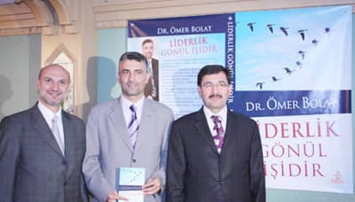 <p><font face="arial,helvetica,sans-serif" size="2"><strong>STK&rsquo;LAR OLUŞTURMAK</strong><br /><br />Hayat Yayın Grubu Başkanı Hayati Bayrak, Bolat&rsquo;ın kitabında &ldquo;Nasıl bir lider profili? başarılı, g&uuml;&ccedil;l&uuml;, sevilen, iyi anılan bir lider mi? başarısız, nefret edilen, sevilmeyen, k&ouml;t&uuml; anılan bir lider mi?&rdquo; sorularının cevabının arandığını belirtti. STK'lar i&ccedil;in yol haritası &ldquo;İnsanlar g&uuml;vendiği kişinin arkasından gider. Bunun i&ccedil;in, lider; g&uuml;ven verici, emin, s&ouml;z&uuml;ne g&uuml;venilir, kitlenin i&ccedil;inden gelen, o kitlenin inandığı değerleri benimsemiş, o dili konuşan birisi olmalıdır&rdquo; diyen Hayati Bayrak, &ldquo;Dr. &Ouml;mer Bolat da, O&rsquo;nun yolunda giden ve g&ouml;n&uuml;llere yerleşmeyi başaran toplumsal liderlerimizden birisidir. Fiili g&ouml;revini bırakmış olmasına rağmen saygınlığını h&acirc;l&acirc; s&uuml;rd&uuml;rmesi bunun g&ouml;stergesidir. M&Uuml;SİAD&rsquo;ın T&uuml;rkiye&rsquo;nin en etkin STK&rsquo;larından birisi olmasında b&uuml;y&uuml;k hizmeti olmuştur. Bu nedenle demokrasimiz a&ccedil;ısından vazge&ccedil;ilmez olan m&uuml;kemmel STK&rsquo;lara ulaşmak i&ccedil;in Dr. Bolat&rsquo;ın deneyimi b&uuml;y&uuml;k &ouml;nem arz etmektedir. Bu &ccedil;alışma aynı zamanda etkin STK&rsquo;lar oluşturmak i&ccedil;in bir yol haritası da sunuyor&rdquo; dedi.</font></p>
