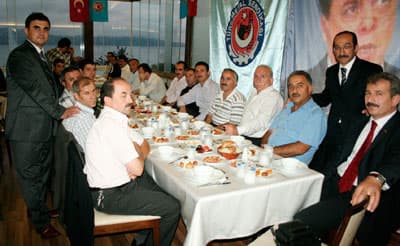 <font size="2"><font face="Arial"><strong><font color="#000000">Ger&ccedil;ekler Bir Tokat Gibi Y&uuml;z&uuml;m&uuml;ze Vuruyor</font></strong><br /><br />T&uuml;rkiye ekonomisinin ağırlıklı olarak dış kaynakla kendisini finanse ettiği ve buna bağlı b&uuml;y&uuml;d&uuml;ğ&uuml; i&ccedil;in krizden etkilendiğini ifade eden Kavlak, ş&ouml;yle konuştu:</font></font><font size="2"><font face="Arial"><font color="#333399"> &quot;2008'in son &ccedil;eyreğinde T&uuml;rkiye, d&uuml;nyada y&uuml;zde 6,2'lik oranla en fazla k&uuml;&ccedil;&uuml;len d&ouml;rt &uuml;lkeden biri oldu. T&uuml;rkiye'de sanayinin d&ouml;rtte biri gitmiştir.&quot; <br /><br />2009 yılında y&uuml;zde 10 k&uuml;&ccedil;&uuml;lme beklendiğini anlatan Kavlak, şunları s&ouml;yledi: &quot;Eğer teğet buysa, krizde halimiz ne olur bilemiyoruz. Burada eleştirilmesi gereken nokta siyasi iktidarın bir felaket anında oluşturduğu kriz masasını b&ouml;yle bir zamanda oluşturmamasıdır. Eğer d&uuml;nyayla b&uuml;t&uuml;nleştiğimizi s&ouml;yl&uuml;yorsak bu krizden etkileneceğiz. Bu etkilenmenin ka&ccedil;ınılmaz olduğunu, yaşadığımız ger&ccedil;ekler bir tokat gibi y&uuml;z&uuml;m&uuml;ze vuruyor. Metal iş&ccedil;ileri olarak biz bu etkilenmenin birinci derecede muhatabıyız. Bunun i&ccedil;in bizim g&uuml;ndemimizde ekonomik daralma ve yol a&ccedil;tığı sorunlar birinci sırada yer alıyor.&quot;</font></font></font>