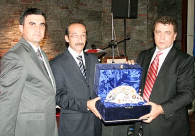<font size="2"><font face="Arial"><strong><font color="#000000">Namusumuz G&ouml;z&uuml;yle Bakıyoruz</font></strong><br /><br />Hesap vermekten ka&ccedil;ınmayacaklarını belirten Kavlak, s&ouml;zlerini ş&ouml;yle s&uuml;rd&uuml;rd&uuml;: </font></font><font size="2"><font face="Arial"><font color="#333399">&quot;Biz T&uuml;rk Metal Sendikası olarak, &uuml;yelerimizden bize emanet edilen aidatlara namusumuz g&ouml;z&uuml;yle bakıyoruz. Bu emanetleri yine &uuml;yelerimizin &ccedil;ıkarları doğrultusunda ve tamamen yasaların belirlediği şekilde yine &uuml;yelerimiz i&ccedil;in kullanıyoruz.&nbsp;Sendikamızın en &ouml;nemli hedefi, yasaların sendikalar i&ccedil;in belirlediği sınırların dışına taşmadan, &uuml;yelerimizin, eş ve &ccedil;ocuklarının yaşama standartlarını daha yukarı taşımak ve bu yolda &ccedil;alışma yaşamı i&ccedil;inde barış ve huzur i&ccedil;inde bir &uuml;retim s&uuml;recini devam ettirmektir.&quot;<br /></font><br />Konuşmaların ardından sendikacılar konuklarıyla birlikte iftar yemeği yedi.</font></font>
