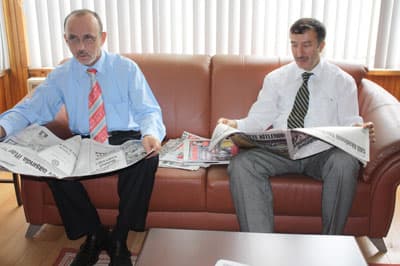 Çelik ve Öztürk, Yerel Gazeteleri Okumayı İhmal Etmiyor