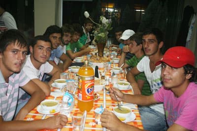 Erenlerspor, Genç Futbolcularına Yemek Verdi