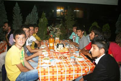 Erenlerspor, Genç Futbolcularına Yemek Verdi