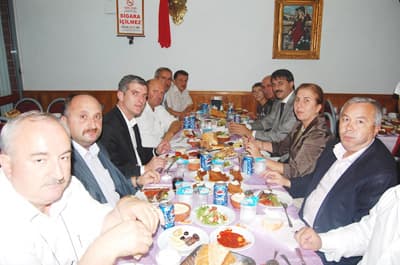 MHP'li ve AKP'li Meclis Üyeleri İftarda Bir Araya Geldi