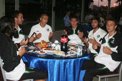 Sakaryaspor, Yemeğe Dualarla Başladı