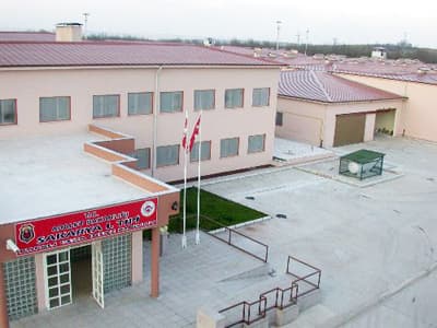 <font face="Arial" size="2"><strong>Tutarsız Beyanlar Olayı &Ccedil;&ouml;zd&uuml;</strong></font> <p><font face="arial,helvetica,sans-serif" size="2">Cumhuriyet savcısı esas hakkındaki m&uuml;talaasında, infaz koruma memurlarının adaba aykırı c&uuml;r&uuml;mler nedeniyle cezaevinin 15 nolu koğuşunda bulunan tutuklulara y&ouml;nelik yaralama su&ccedil;u işledikleri iddiasıyla kamu davası a&ccedil;ıldığını, yargılama dosyasında eylemin işkence su&ccedil;unu oluşturabileceği gerek&ccedil;esiyle ağır ceza mahkemesine g&ouml;nderildiğini belirtti.</font></p><p><font face="arial,helvetica,sans-serif" size="2">Sanıkların yaralama su&ccedil;unu işlediklerine dair mağdurların soyut aşamalarda değişen tutarsız beyanları dışında delil elde edilemediğini vurgulayan cumhuriyet savcısı, sanıkların cezalandırılmasını gerektirir somut yeterli delil elde edilemediğinden beraatlerine karar verilmesini talep etti.</font></p>