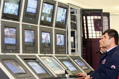 <strong><font face="Arial" size="2">Kesin ve İnandırıcı Deliller Bulunamadı</font></strong> <p><font face="Arial" size="2">Sanık avukatı Ali Rıza Acart&uuml;rk ise davanın basına yansıyan sansasyonel bir dosya olduğunu belirterek, <font color="#333399">&quot;Dosya i&ccedil;erisindeki g&ouml;r&uuml;nt&uuml; inceleme tutanakları incelendiğinde m&uuml;vekkillerimizin m&uuml;sned su&ccedil;u işlemedikleri anlaşılmaktadır. T&uuml;m m&uuml;vekkillerimizin beraatlerini istiyorum.&quot;</font> dedi.</font></p><p><font face="arial,helvetica,sans-serif" size="2">Davayı karara bağlayan mahkeme heyeti, sanıkların m&uuml;sned su&ccedil;ları işledikleri hakkında, m&uuml;ştekilerin t&uuml;m aşamalarda birbiriyle &ccedil;elişen soyun beyanları dışında mahkumiyetlerine yeter derecede kesin ve inandırıcı deliller elde edilemediği gerek&ccedil;esiyle t&uuml;m sanıkların beraatine h&uuml;kmetti.</font></p><p><font face="arial,helvetica,sans-serif" size="2">Mahkeme heyeti, ayrıca sanık konumundaki infaz koruma memurlarının su&ccedil; soruşturması sırasında tutuklu kaldıkları s&uuml;re i&ccedil;in tazminat talep edebilecekleri y&ouml;n&uuml;nde karar verdi.</font></p>