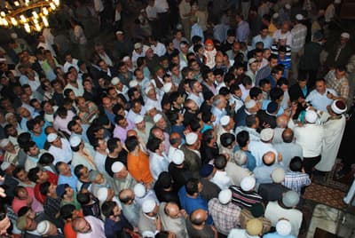 Sakal'ı Şerif'i Görebilmek İçin Birbirlerini Ezdiler