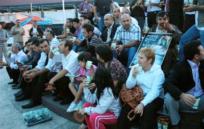 <strong><font face="Arial" size="2" color="#000000">Krizin T&uuml;m Faturası Kamu &Ccedil;alışanlarına Kesiliyor</font></strong> <p><font size="2"><font face="Arial">Siyasi iradenin b&uuml;t&ccedil;e a&ccedil;ığını kapatmak i&ccedil;in memur maaşlarından kıstığını kaydeden Varol, <font color="#333399">&quot;Krizin t&uuml;m faturasını kamu &ccedil;alışanlarına kesilmektedir. Yapılması d&uuml;ş&uuml;n&uuml;len maaş artışının ortalama maaş alan bir kamu g&ouml;revlisine aylık 33 TL, en d&uuml;ş&uuml;k dereceli memur maaşına ise 25 TL'lik yansıması olacaktır. Maaş artışı ekonomik krizin memurlarımız &uuml;zerindeki olumsuz etkilerini gidermekten uzaktır. Devleti temsil eden kamu g&ouml;revlilerinin maaşları her ge&ccedil;en g&uuml;n k&ouml;t&uuml;leşmektedir.&quot; </font>diye konuştu.<br /><br /><br /><br /><br /><strong><font color="#000000">Simit Parasıyla mı İnsanca Bir &Uuml;crete Kavuşacağız?</font></strong></font></font></p><p><font face="arial,helvetica,sans-serif" size="2">Ekonomik krizin y&uuml;k&uuml;n&uuml; &ccedil;eken memurların yaşam m&uuml;cadelesi verdiğini belirten Varol,<font color="#333399"> &quot;Devleti temsil eden kamu g&ouml;revlilerinin yaşam koşulları her ge&ccedil;en g&uuml;n k&ouml;t&uuml;leşmektedir. 2010 yılı i&ccedil;in maaşlara yapılması d&uuml;ş&uuml;n&uuml;len artış, kamu g&ouml;revlileri ile aileleri i&ccedil;in g&uuml;nl&uuml;k bir simit parası bile etmemektedir. Buradan h&uuml;k&uuml;mete soruyoruz: <strong>Bizler, g&uuml;nl&uuml;k bir simit parasıyla mı insanca bir &uuml;crete kavuşacağız?</strong> Herkesin en b&uuml;y&uuml;k arzusu, iftar sofralarında ailesi ve &ccedil;ocuklarıyla mutlu ve rahat bir şekilde, başı &ouml;ne eğilmeden orucunu a&ccedil;abilmesidir. Yapılması d&uuml;ş&uuml;n&uuml;len maaş artışlarıyla iftar sofraları memurlarımız i&ccedil;in bir sıkıntıya d&ouml;n&uuml;şm&uuml;şt&uuml;r. Simitle orucumuzu a&ccedil;arak kamu g&ouml;revlilerinin i&ccedil;inde bulunduğu zor koşulları kamuoyuna anlatmak amacındayız. Temennimiz, yetkililerin bizi anlamaları ve ekonomik krizin faturasını memurlarımıza kesmekten vazge&ccedil;ip, memurlarımızın ve ailelerinin simit mahk&ucirc;miyetine son vermeleridir.&quot;</font> şeklinde konuştu.</font></p><p><font face="arial,helvetica,sans-serif" size="2">Polisin g&uuml;venlik &ouml;nlemi aldığı eylemde grup, konuşmanın ardından olaysız dağıldı.</font></p>