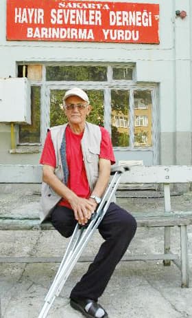 <p><font face="Arial" size="2" color="#000000"><strong>Bayramdan Bir Beklentimiz Yok</strong></font></p><p><font face="arial,helvetica,sans-serif" size="2">Sakarya'da 24 kişiyi barındıran Hayırseverler Derneği Barınma Yurdu'nda kalan bakıma muhta&ccedil; yaşlılar bayram &ouml;ncesi camların arkasında, kapıların &ouml;n&uuml;nde yakınlarını bekliyor. Huzurevinde kalan 80 yaşındaki İsmail &Ouml;zcan, yıllarca gemilerde aş&ccedil;ı başı olarak &ccedil;alıştı. 38 yıl &ouml;nce Amerika'nın Florida eyaletinde ge&ccedil;irdiği trafik kazasında sağ bacağını kaybetti. Kazanın ardından &uuml;lkesine d&ouml;nen &Ouml;zcan, eşi ve iki oğluyla yaşama tutundu. 17 Ağustos Marmara Depremi'nde yıkılan evlerinin enkazında kalan &Ouml;zcan, hayattaki en değerli varlığı olan eşini kaybetti. Eşinin acısını y&uuml;reğine atan &Ouml;zcan, iki oğluyla birlikte hayata tutunmaya &ccedil;alıştı.</font></p><p><font face="arial,helvetica,sans-serif" size="2">&Ccedil;ocuklarıyla anlaşamayan &Ouml;zcan, 6 yıl &ouml;nce Huzurevine yerleşti.<font color="#333399"> 'Hi&ccedil; bir şey aile &ouml;zleminin yerini tutmuyor'</font> diyen &Ouml;zcan, huzurevinde bayramların buruk ge&ccedil;tiğini s&ouml;yl&uuml;yor. &Ouml;zcan, yaşadıklarını ş&ouml;yle anlatıyor:<font color="#333399"> &quot;3 tane torunum var. Bir oğlum Antalya'da yaşıyor. Mesleğimi devam ettiriyor. Bir oğlum da burada yaşıyor. &Ccedil;ocuklarımla anlaşamadığım i&ccedil;in huzurevine yerleştim. Buraya alışmam &ccedil;ok zor oldu. B&uuml;y&uuml;k bir travma yaşadım. Burayı yaşamayan bilemez. Burası bizim kaderimiz dedik. Buradaki oğlum arada gelir, ama diğer oğlum gelmiyor, sormuyor. Bizim onlardan beklentimiz yok. Huzurluyum. Ancak ailenin &ouml;zlemi farklı. Birebir yaşamak lazım. Evlat &ouml;zlemi zor, ama katlanıyoruz. Bayramdan bir beklentimiz yok. Buruk ge&ccedil;iyor. Huzurevindeki herkesin ayrı bir hikayesi var. Hepimiz sevdiklerimizden uzaktayız.&quot;</font></font></p>
