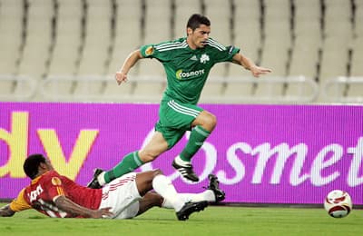<p><font face="arial,helvetica,sans-serif" size="2">Savunmasını ve orta sahasını kalabalık turan Galatasaray, hızlı h&uuml;cumlarla Panathinaikos karşısında sonuca gitmek istiyordu. <font color="#333399">Bu oyun şablonunda Elano'nun atacağı ara ve uzun pasların b&uuml;y&uuml;k &ouml;nemi vardı. Karşılaşmanın hen&uuml;z 6. dakikasında rakibinden &ccedil;ok iyi sıyrılan Baros, ceza alanı i&ccedil;indeki Elano'ya g&uuml;zel bir pas &ccedil;ıkardı. Brezilyalı oyuncu da meşin yuvarlağı boş kaleye g&ouml;nderdi: 1-0. <br /><br /></font>Erken gelen golle birlikte Sarı-Kırmızılıların ma&ccedil; &ouml;ncesi kurduğu oyun planları tıkır tıkır işlerken ev sahibi ekip ise daha fazla h&uuml;cuma &ccedil;ıkmak zorunda kaldı. Bir an &ouml;nce gol atma d&uuml;ş&uuml;ncesi Yunan ekibinin h&uuml;cumlarda son vuruşları iyi yapmasını engelledi. Sarı-Kırmızılılar, Baros'la bulduğu pozisyonları değerlendirebilseydi soyunma odasına olduk&ccedil;a rahat giderdi. </font></p><p><font face="arial,helvetica,sans-serif" size="2"><strong><font color="#333399">İlk yarıda olduğu gibi Galatasaray ikinci yarıya da golle başladı.</font></strong> 47. dakikada bu kez Elano'nun ara pasında kaleciyi de &ccedil;alımlayan Baros, meşin yuvarlağı 2. kez ağlara g&ouml;nderdi. Bu golle olduk&ccedil;a rahatlayan Sarı-Kırmızılılar, oyunu istediği gibi y&ouml;nlendirdi. 59. dakikada Elano'nun uzaktan kullandığı serbest vuruş rakip savunmaya da &ccedil;arparak ağlarla kucaklaştı. Bu golle birlikte Panathinaikos'un b&uuml;t&uuml;n puan umutları t&uuml;kendi. 61. dakikada Petropoulos'un şutu direkten d&ouml;nerken 77. dakikada Salpingidis'in vuruşunda Panathinaikos tek gol&uuml;n&uuml; buldu. Karşılaşmanın kalan dakikalarında başka gol olmayınca Galatasaray, sahadan &uuml;&ccedil; puanla ayrıldı. </font></p>