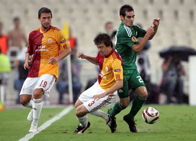 <p><font face="arial,helvetica,sans-serif" size="2"><strong>'Cate, Rijkaard'ı &ouml;ld&uuml;rse ikinci ma&ccedil;ta olmazdı'</strong> </font></p><p><font face="arial,helvetica,sans-serif" size="2">G.Saray Antren&ouml;r&uuml; Johan Neeskens, ma&ccedil;a iyi başladıklarını ve galip geldiklerini belirtirken, bazı pozisyonlarda ise şansın yanlarında olduğunu s&ouml;yledi. Ma&ccedil; i&ccedil;inde yapılan hataları yorgunluğa bağlayan Neeskens, 10 g&uuml;nd&uuml;r milli takımlara giden oyunculardan yoksun şekilde &ccedil;alıştıklarını belirtti. Panathinaikos Teknik Direkt&ouml;r&uuml; Cate'in, <font color="#333399">&quot;Rijkaard, galip gelirse onu &ouml;ld&uuml;r&uuml;r&uuml;m.&quot;</font> şeklindeki şakasına da başarılı hoca, <font color="#333399">&quot;O, Rijkaard'ı &ouml;ld&uuml;rseydi, iki takımın teknik direkt&ouml;r&uuml; ikinci ma&ccedil;ta olmazdı.&quot;</font> dedi. </font></p><p><font face="arial,helvetica,sans-serif" size="2"><strong>Emre G&uuml;ng&ouml;r ve Mehmet sakatlandı</strong> </font></p><p><font face="arial,helvetica,sans-serif" size="2">Galatasaray'da m&uuml;zmin sakat haline gelen ve adeta oynadığı her ma&ccedil;ın ilk yarısında sakatlanan Emre G&uuml;ng&ouml;r, yine ilk yarıda sakatlığı nedeniyle oyundan &ccedil;ıkmak zorunda kaldı. Emre, yerini Uğur'a bırakırken, ma&ccedil; sonunda da Mehmet saha i&ccedil;inde yerde kaldı. Mehmet, yapılan tedavinin ardından soyunma odasına gitti. Teknik Direkt&ouml;r Frank Rijkaard ise Beşiktaş ile ge&ccedil;tiğimiz hafta sonunda oynanan ma&ccedil;ta yorgun g&ouml;z&uuml;ken Arda'yı yedek bırakıp Elano'ya g&ouml;rev verdi. </font></p>