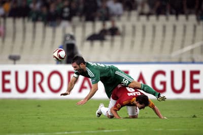 <p><font face="arial,helvetica,sans-serif" size="2"><strong>Ma&ccedil;ın adamı</strong> </font></p><p><font face="arial,helvetica,sans-serif" size="2">İkinci yarıda Baros fırtınası esti. Ma&ccedil; &ouml;ncesi başlayan yağış, saha zeminini ıslatınca G.Saray'ın yıldızları asli h&uuml;nerlerini sergilemekte pek mahir davranamadı. İlk yarıda bir&ccedil;ok fırsattan yararlanmayan Baros, ikinci yarıda forvette Panathinaikos defansına zor anlar yaşattı. Baros, Avrupa kupalarındaki 4. gol&uuml;ne ulaştı. </font></p><p><font face="arial,helvetica,sans-serif" size="2"><strong>Hakemin notu</strong> </font></p><p><font face="arial,helvetica,sans-serif" size="2">Tagliavento, futbola izin verdi. Ma&ccedil;ın İtalyan hakemi Paolo Tagliavento, Yunan seyircilerin etkisi altında kalmadan iyi bir ma&ccedil; y&ouml;netti. Sahada 4 yardımcısıyla birlikte g&ouml;rev yapan Tagliavento, oyunun hızlanması ve zevkli hale gelmesi i&ccedil;in elinden geleni yaptı. İtalyan hakemin, ceza sahası i&ccedil;inde Baros'a yapılan m&uuml;dahaleyi es ge&ccedil;mesi ise tartışmalara yol a&ccedil;tı. </font></p>