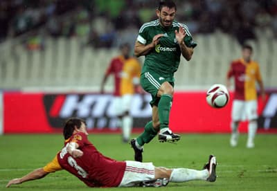 <p><font face="arial,helvetica,sans-serif" size="2"><strong>Hayal kırıklığı</strong> </font></p><p><font face="arial,helvetica,sans-serif" size="2">Galinovic gelene 'hayır' demedi. Panathinaikos'un etkili olduğu dakikalarda G.Saray'ın kaptığı toplarla kalesine geldiği file bek&ccedil;isi Galinovic, yediği gollerle takım arkadaşlarını moral &ccedil;&ouml;k&uuml;nt&uuml;s&uuml;ne uğrattı. Yunanlı kaleci 3. gol&uuml; yedikten sonra Cim Bom daha da rahatladı. Yoncalar bitiş d&uuml;d&uuml;ğ&uuml;n&uuml; beklemeye başladı. </font></p><p><font face="arial,helvetica,sans-serif" size="2"><strong>Ma&ccedil;ın notu</strong> </font></p><p><font face="arial,helvetica,sans-serif" size="2">Cim Bom kalitesini g&ouml;sterdi. Turkcell S&uuml;per Lig'de 5'te 5 yaparak sezona m&uuml;thiş bir giriş yapan ve Avrupa Ligi'nde de hedefini final olarak belirleyen Galatasaray, Yunanistan deplasmanından da iyi bir sonu&ccedil;la d&ouml;nerek kalitesini g&ouml;sterdi. Cim Bom, kendisini fazla da yormadan istediği galibiyeti almasını bildi. <br /><br />ZAMAN&nbsp;<br /></font></p>