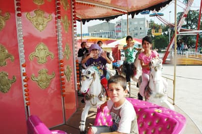 Yetim Çocuklar Lunaparkta Bayramı Bayram Yaptılar