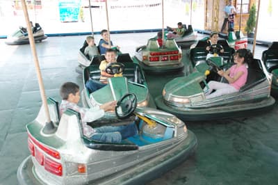 Yetim Çocuklar Lunaparkta Bayramı Bayram Yaptılar