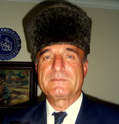 <p><font face="arial,helvetica,sans-serif" size="2"><strong>GAZİ YETİMLERİNE &Ccedil;AĞRI</strong></font></p><p><font face="arial,helvetica,sans-serif" size="2">Saadettin Torkul, H&uuml;lya S&uuml;r&uuml;c&uuml; ile Detay Programında ayrıca, gazi yetim ve &ccedil;ocuklarına bir &ccedil;ağrı yaparak,<font color="#333399"> &ldquo;Babalarınıza veya dedelerinize ait olan ve herhangi bir nedenle kaybolan madalya vb. şeyleri yeniden temin etmek i&ccedil;in derneğimize m&uuml;racaat edin. O g&uuml;zel gururu gelecek nesiller olarak siz yaşatın&rdquo; </font>dedi.</font></p><p><font face="arial,helvetica,sans-serif" size="2">Yaklaşık 1.5 saat s&uuml;ren canlı yayında dernek hakkında bilgiler veren T&uuml;rkiye Muharip Gaziler Derneği Sakarya Şube Başkanı ve Kıbrıs Gazisi Emekli Piy.Kıd.Alb. Saadettin Torkul, gazilerin istek ve beklentilerini de dile getirdi.</font></p><p><font face="arial,helvetica,sans-serif" size="2"><strong>GAZİEVİ İSTİYORUZ</strong></font></p><p><font face="arial,helvetica,sans-serif" size="2">H&uuml;lya S&uuml;r&uuml;c&uuml; ile Detay Programında konuşan Saadettin Torkul, T&uuml;rkiye&rsquo;de Gazievlerinin kurulması gerektiğini s&ouml;yledi.</font></p><p><font face="arial,helvetica,sans-serif" size="2">Yetkililerden bu konuda bir an &ouml;nce somut adım atmasını isteyen Torkul,<font color="#333399"> &ldquo;Genel ihtiya&ccedil;ların karşılanması ve konaklama hizmeti anlamında Gazievlerinin kurulması yararlı olacaktır&rdquo; </font>dedi.</font></p>