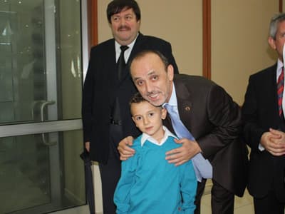 <p align="left"><font face="arial,helvetica,sans-serif" size="2"><strong>Bayram coşkusu hepimizi sarsın<br /><br /></strong></font><font face="arial,helvetica,sans-serif" size="2">Erenler Belediye Başkanı Cavit &Ouml;zt&uuml;rk vatandaşların Ramazan Bayramını kutlayarak, Bayramın huzur, sağlık ve afiyet getirmesini diledi. &Ouml;zt&uuml;rk, daha nice bayramlara birlik ve beraberlik i&ccedil;inde kavuşmak temennisinde bulundu.</font></p><p style="margin-bottom: 0cm" align="left"><font face="arial,helvetica,sans-serif" size="2">On bir ayın sultanı olan Ramazan ayınızı ve bu ayı ta&ccedil;landıran Ramazan Bayramınızı tebrik ediyor, &uuml;lkemize, insanlarımıza, t&uuml;m İsl&acirc;m &acirc;lemine ve insanlığa hayırlar, g&uuml;zellikler getirmesini temenni ediyorum diyen Başkan Cavit &Ouml;zt&uuml;rk &ldquo;<font color="#000080">temennimiz bayramlarımızın coşkusu, heyecanı ve mutluluğu her insanımızı sarsın, acısı olan, derdi olan, yokluğu, yoksunluğu olan g&ouml;n&uuml;ller de bu g&uuml;zel bayram vesilesiyle aydınlansın</font>&rdquo; şeklinde konuştu.</font></p><p style="margin-bottom: 0cm" align="left">&nbsp;</p>