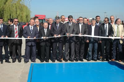 <font size="2"><font face="Arial">Konuşmaların ardından fabrikaya ilk defa pancarını getiren &ccedil;ift&ccedil;ilere, k&uuml;&ccedil;&uuml;k altın başta olmak &uuml;zere &ccedil;eşitli hediyeler verildi. Hediye takdiminin ardından kampanyanın a&ccedil;ılış kurdelesini Sakarya Vali Vekili Emin &Ccedil;olak, Sakarya B&uuml;y&uuml;kşehir Belediye Başkanı Zeki To&ccedil;oğlu, Adapazarı Kaymakamı Akın Yılmaz, Pancar Ekicileri Kooperatifi ve Şeker Fabrikası A.Ş. Y&ouml;netim Kurulu Başkanı Ahmet Aya birlikte kesti. Kurdele kesiminin ardından tesisler gezildi. </font></font>