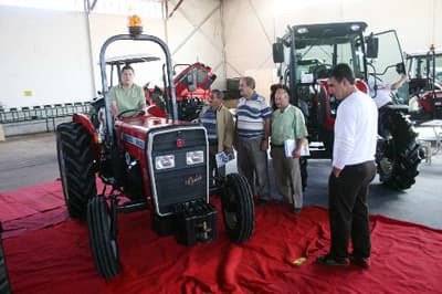<strong><font face="Arial" size="2" color="#000000">Kendimiz de Stant A&ccedil;tık</font></strong> <p><font face="Arial" size="2">Fuarların yeni teknoloji ve yeni bilgilerin insanlara ulaştırılmasında, &uuml;retici ve alıcıların birbirleriyle kaynaşmasında ve &uuml;r&uuml;nlerini pazarlama imk&acirc;nı bulmalarında &ccedil;ok &ouml;nemli fonksiyonları olduğuna dikkati &ccedil;eken &Ccedil;akar, ş&ouml;yle konuştu<font color="#333399">: &quot;Fuarı organize eden firmaya hem yardımcı olduk, hem de &uuml;reticilerin katılımında &ccedil;ift&ccedil;ilere eğitim imk&acirc;nı sunarak işin i&ccedil;inde yer aldık. Kendimiz de fuarda bir stant a&ccedil;tık. 4 g&uuml;n boyunca &uuml;reticilerimize film, slayt, afiş, broş&uuml;r, kitap&ccedil;ık ve el ilanlarıyla ve s&ouml;zl&uuml; olarak bilgi vereceğiz. Sakarya i&ccedil;in &ccedil;ok hayırlı olacağına inanıyorum. &Uuml;reticilerin fuarı ziyaret etmelerinin, kendileri a&ccedil;ısından &ccedil;ok faydalı olacağını d&uuml;ş&uuml;n&uuml;yorum. Fuarda ağırlıklı olarak tohum, sulama, alet, ekipman ve trakt&ouml;r firmaları yer alıyor.'</font>'</font></p>
