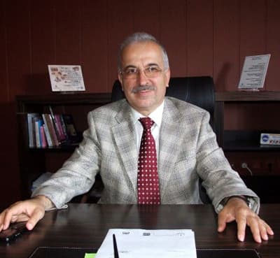 <p><font face="arial,helvetica,sans-serif" size="2"><strong>PROJE BAŞARILI OLDU</strong></font></p><p><font face="arial,helvetica,sans-serif" size="2"><font color="#333399">'Velinin ayağına gitme'</font> projesinin de okul-aile işbirliği &ccedil;er&ccedil;evesinde uygulanacağını dile getiren Yazıcı ş&ouml;yle konuştu<font color="#333399">: &quot;Aslında ge&ccedil;en eğitim d&ouml;neminde projeyi kısmen uygulamaya koyduk ve başarılı sonu&ccedil;lar aldık. Bu sene daha da yaygınlaştıracağız. Velinin evine gitmek, okula &ccedil;ağırmaktan daha etkili oluyor. Bunu g&ouml;rd&uuml;k. Velinin ayağına gidilmesiyle sorunlar daha rahat ve kısa s&uuml;rede &ccedil;&ouml;z&uuml;l&uuml;yor. &Ouml;ğrencinin yaşadığı ev ortamı g&ouml;r&uuml;l&uuml;yor, sorun tespit ediliyor, &ccedil;&ouml;z&uuml;m bulunuyor. Veli de evinde daha rahat sorunlarını aktarabiliyor. Biz maddi ve manevi her konuda &ouml;ğrenci ve velisinin sorununu &ccedil;&ouml;zmeye &ccedil;alışıyoruz. Aynı şekilde &ouml;ğrencinin okul &ccedil;evresinde yaşadığı, okul y&ouml;netimine s&ouml;yleyemediği, ancak ailesiyle paylaştığı sorunları da &ouml;ğrenme imkanı buluyoruz.&quot;</font></font></p>