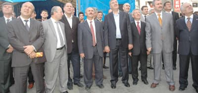 <font size="2"><font face="Arial"><strong>İtfaiyecilerin Haftasını Kutladılar</strong><br />&nbsp;<br />B&uuml;y&uuml;kşehir Belediyesi tarafından kurulan itfaiye &ccedil;adırını ve stantları gezen Başkan Zeki To&ccedil;oğlu, B&uuml;y&uuml;kşehir Belediyesi İtfaiye Daire Başkanvekili &Ouml;mer Turan'dan yangın anında kullanılan aletler ve malzemeler hakkında bilgi aldı. İtfaiyecilerin &ccedil;ok &ouml;nemli g&ouml;revler &uuml;stendiklerini belirten Belediye Başkanı To&ccedil;oğlu, itfaiyecilerin haftasını kutladı.&nbsp;&nbsp;</font></font>